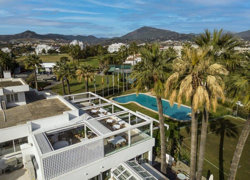 Pérgola Isola 3 de KE en la terraza panoramica del club de golf de Marbella
