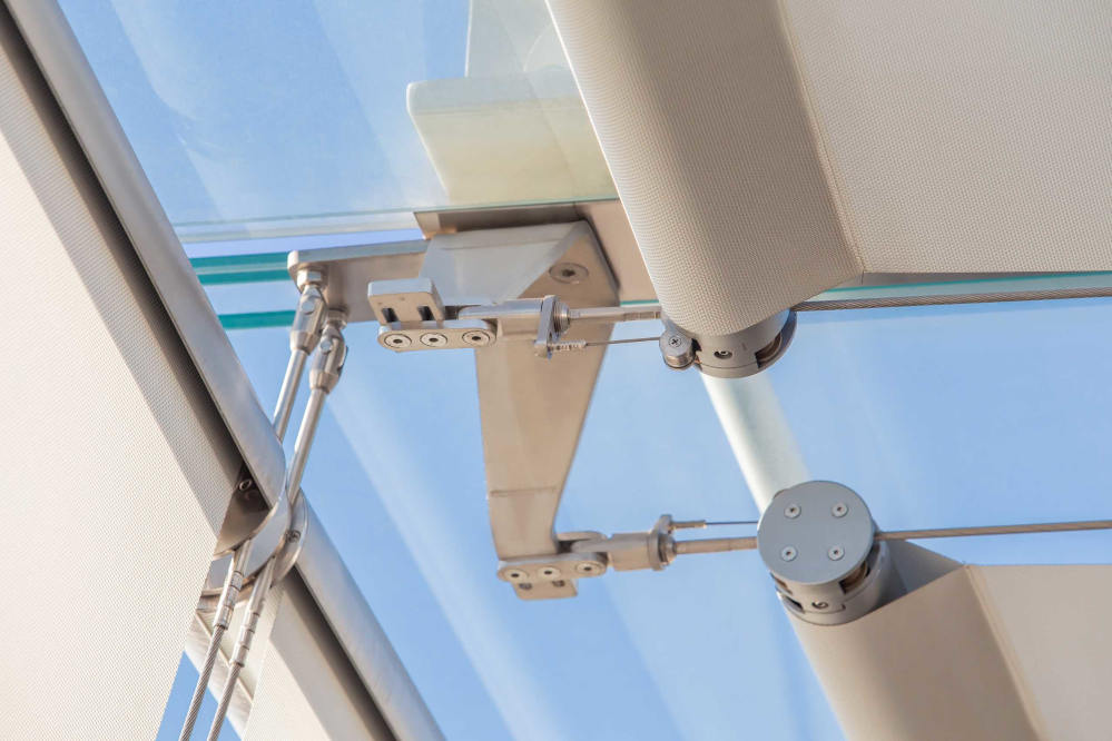 El diseño de las placas en la punta de la cubierta de vidrio permite la integración de los cables de las persianas horizontales y el alojamiento de las persianas verticales en una solución única.
