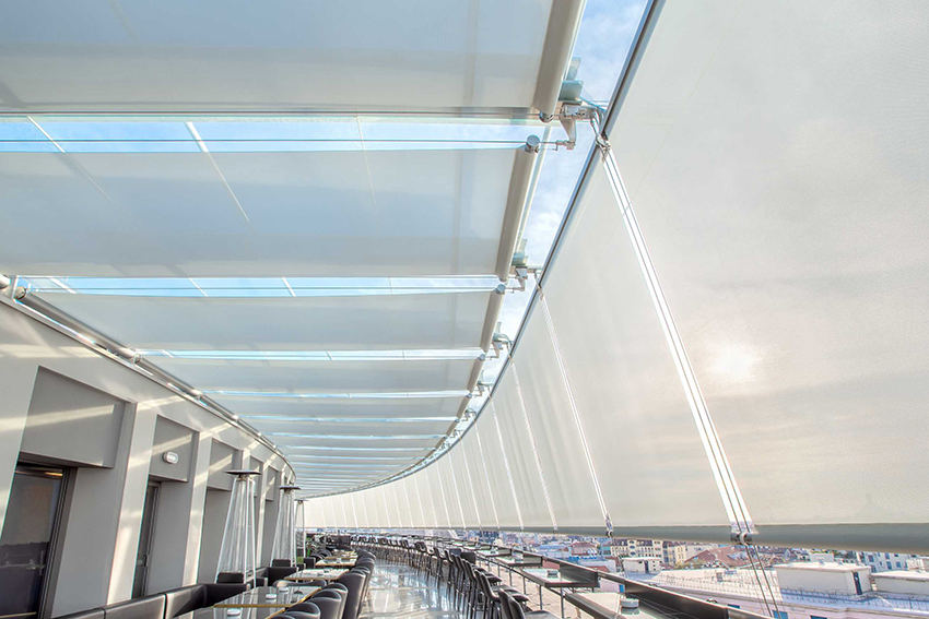 Resstende instaló 90 sistemas enrollables para cubrir la terraza panorámica, así como sistemas verticales adicionales.