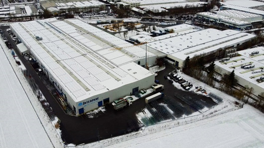 La planta de Plattling, con 65.000 m² de espacio de producción, es una de las 11 ubicaciones de AGC Interpane en Europa. 